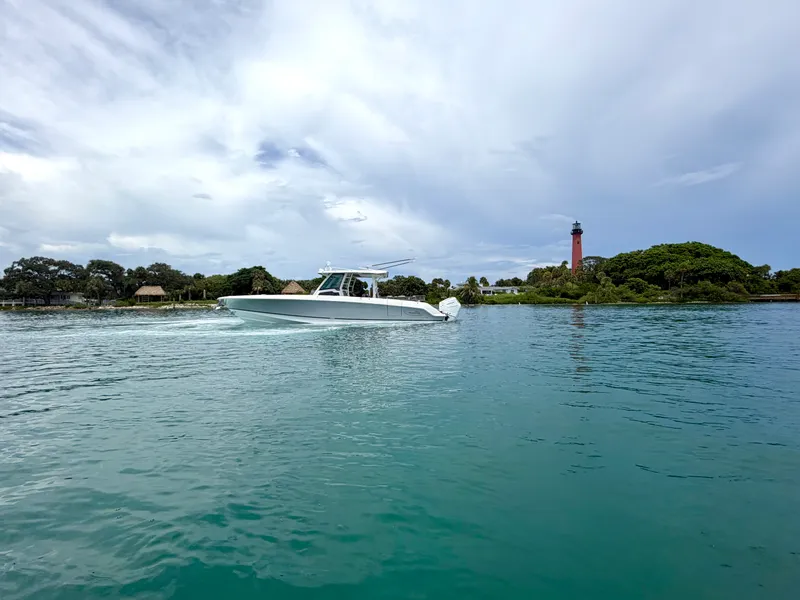 The Image of Boston Whaler 380 Outrage 2026 - 0