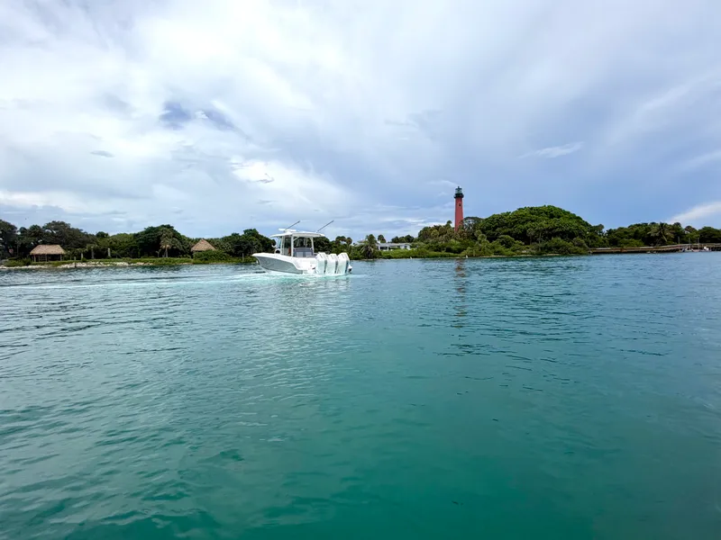 Slide: The Image of Boston Whaler 380 Outrage 2026 - 3