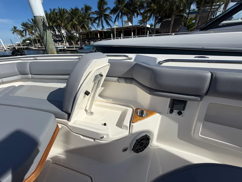 Slide: The Image of Boston Whaler 380 Outrage 2026 - 19