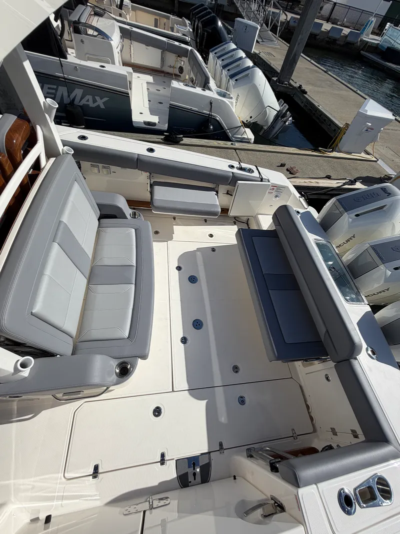 Slide: The Image of Boston Whaler 380 Outrage 2026 - 27