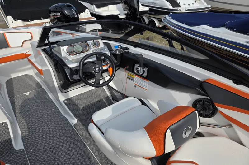 Slide: The Image of Scarab 215 HO IMPULSE 2016 - 3