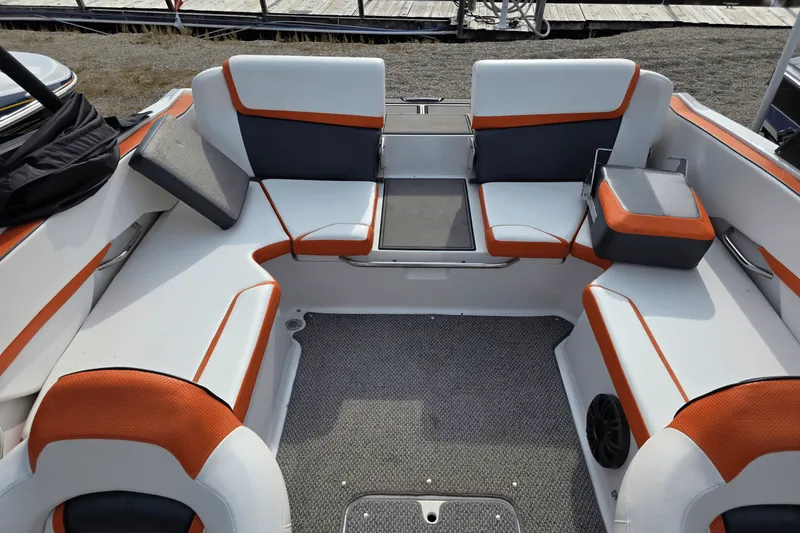 Slide: The Image of Scarab 215 HO IMPULSE 2016 - 4