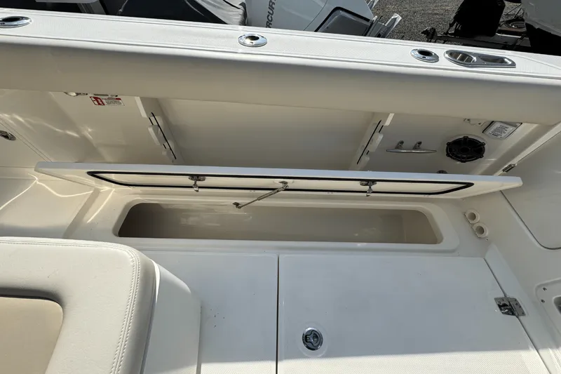 Slide: The Image of Boston Whaler 330 Outrage 2026 - 10
