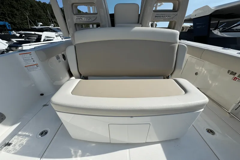 Slide: The Image of Boston Whaler 330 Outrage 2026 - 11