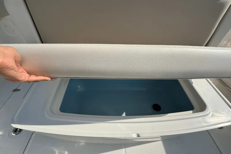 Slide: The Image of Boston Whaler 330 Outrage 2026 - 12