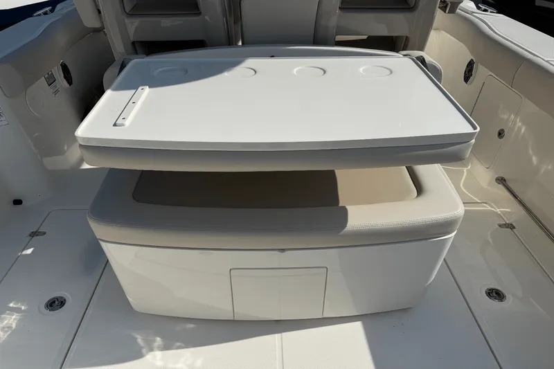 Slide: The Image of Boston Whaler 330 Outrage 2026 - 13