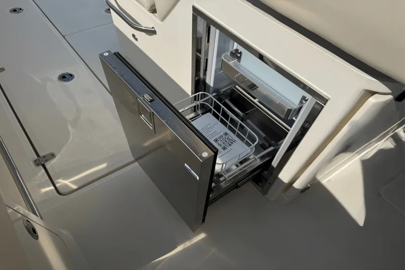 Slide: The Image of Boston Whaler 330 Outrage 2026 - 14