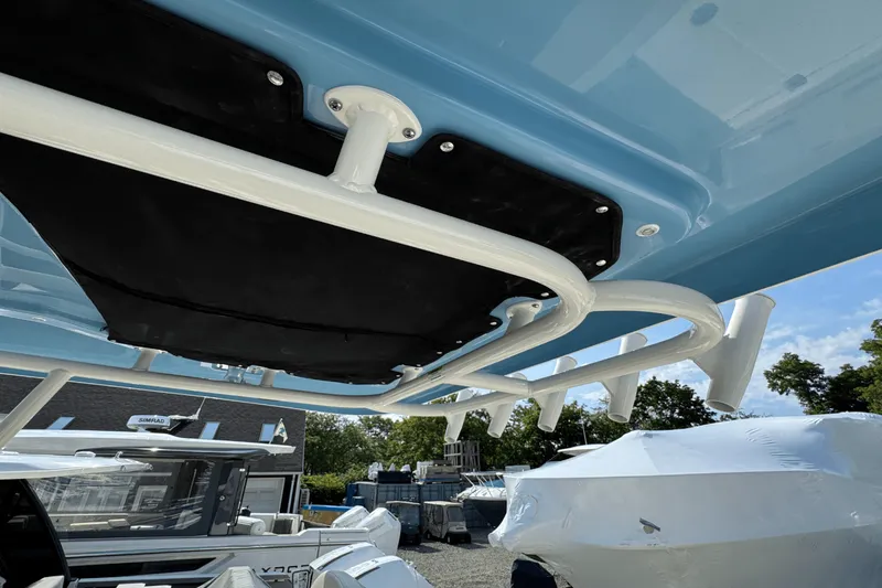 Slide: The Image of Boston Whaler 330 Outrage 2026 - 15