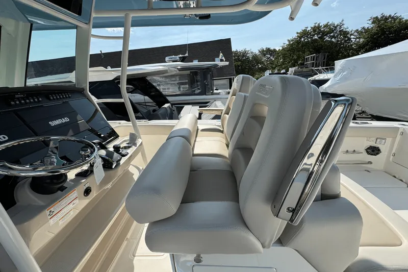 Slide: The Image of Boston Whaler 330 Outrage 2026 - 17