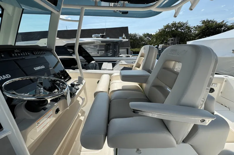 Slide: The Image of Boston Whaler 330 Outrage 2026 - 18