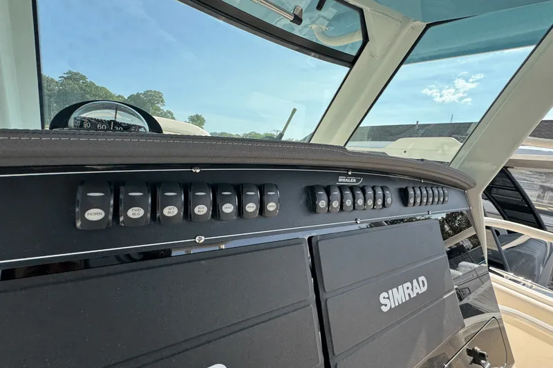 Slide: The Image of Boston Whaler 330 Outrage 2026 - 21