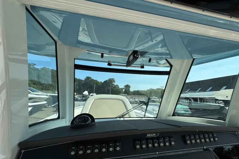 Slide: The Image of Boston Whaler 330 Outrage 2026 - 22