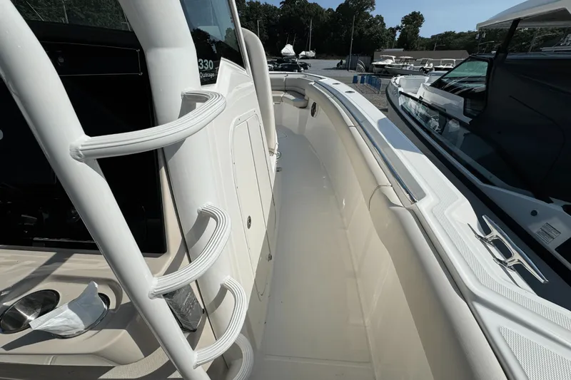 Slide: The Image of Boston Whaler 330 Outrage 2026 - 23