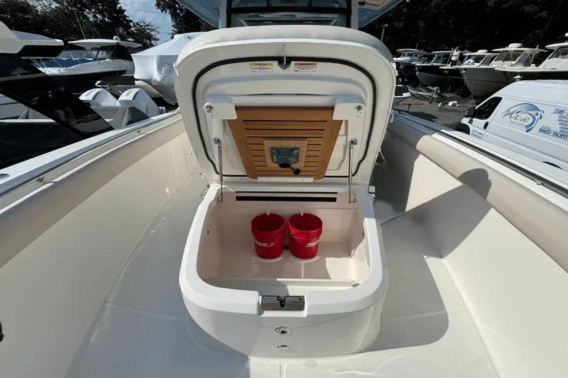Slide: The Image of Boston Whaler 330 Outrage 2026 - 28