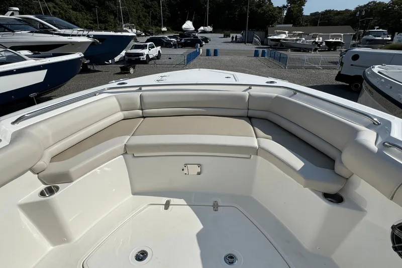 Slide: The Image of Boston Whaler 330 Outrage 2026 - 31