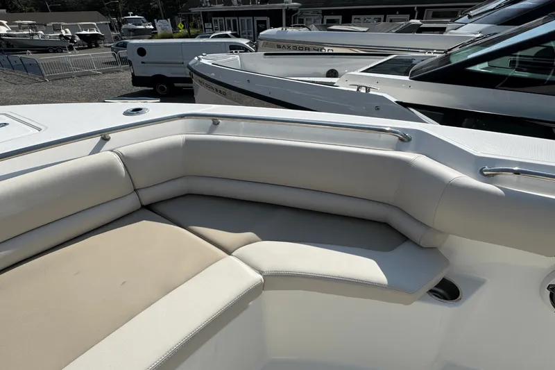 Slide: The Image of Boston Whaler 330 Outrage 2026 - 32