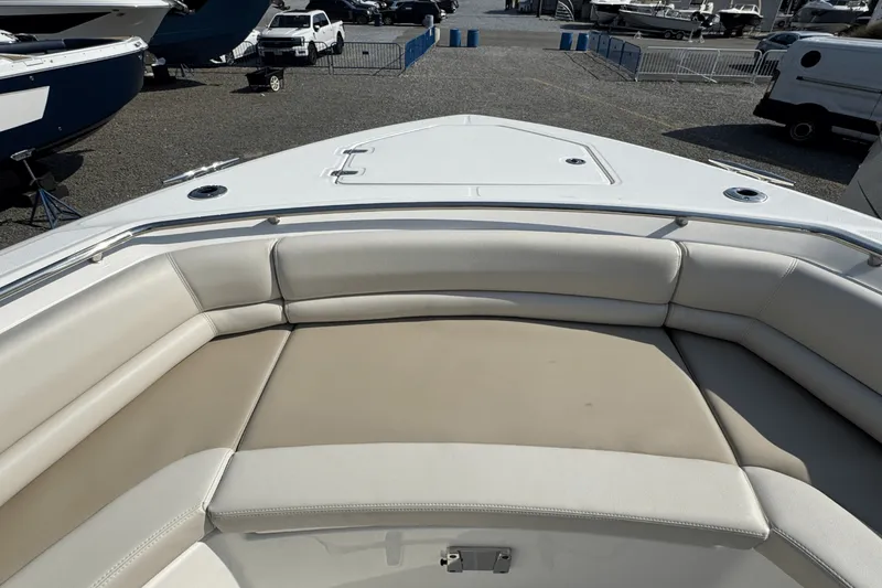Slide: The Image of Boston Whaler 330 Outrage 2026 - 34