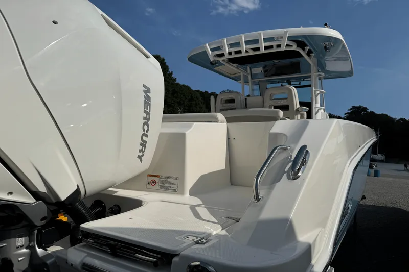Slide: The Image of Boston Whaler 330 Outrage 2026 - 4