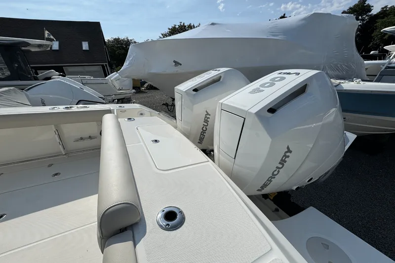 Slide: The Image of Boston Whaler 330 Outrage 2026 - 5