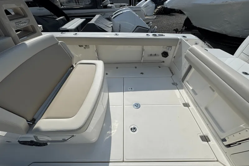 Slide: The Image of Boston Whaler 330 Outrage 2026 - 6