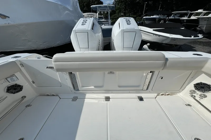 Slide: The Image of Boston Whaler 330 Outrage 2026 - 7