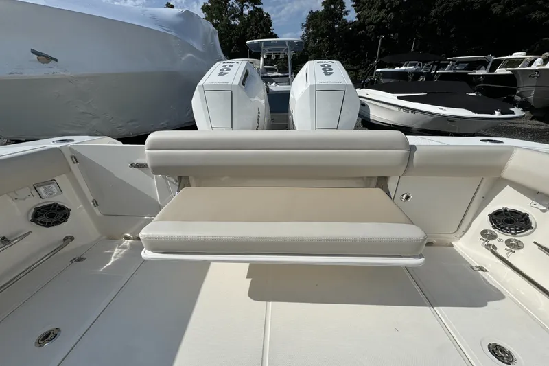 Slide: The Image of Boston Whaler 330 Outrage 2026 - 8