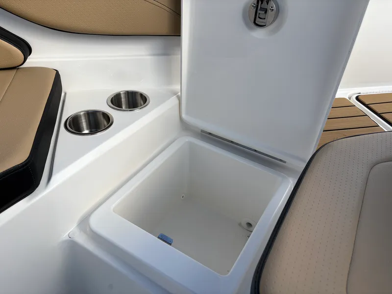 Slide: The Image of Sea Ray SPX 210 2025 - 10