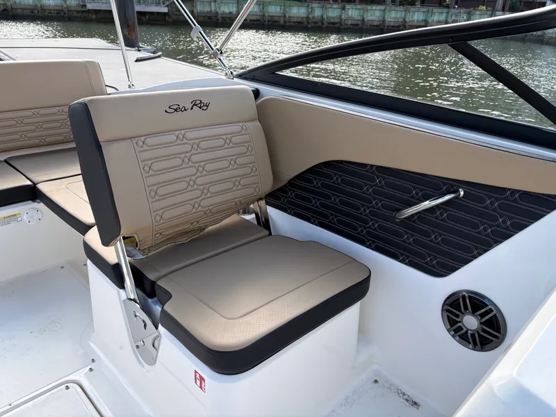 Slide: The Image of Sea Ray SPX 210 2025 - 11