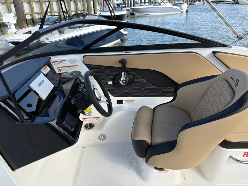 Slide: The Image of Sea Ray SPX 210 2025 - 12