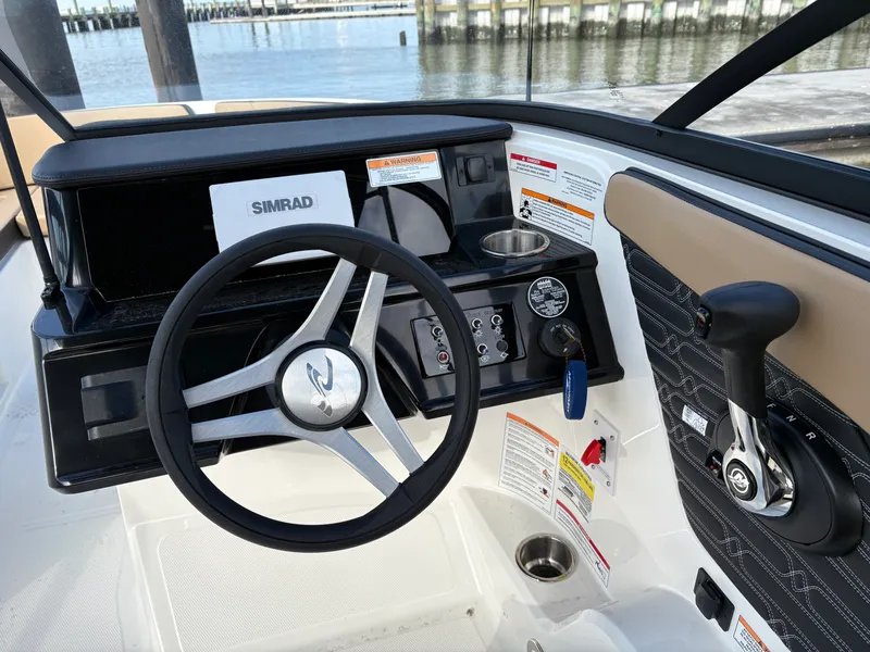 Slide: The Image of Sea Ray SPX 210 2025 - 13