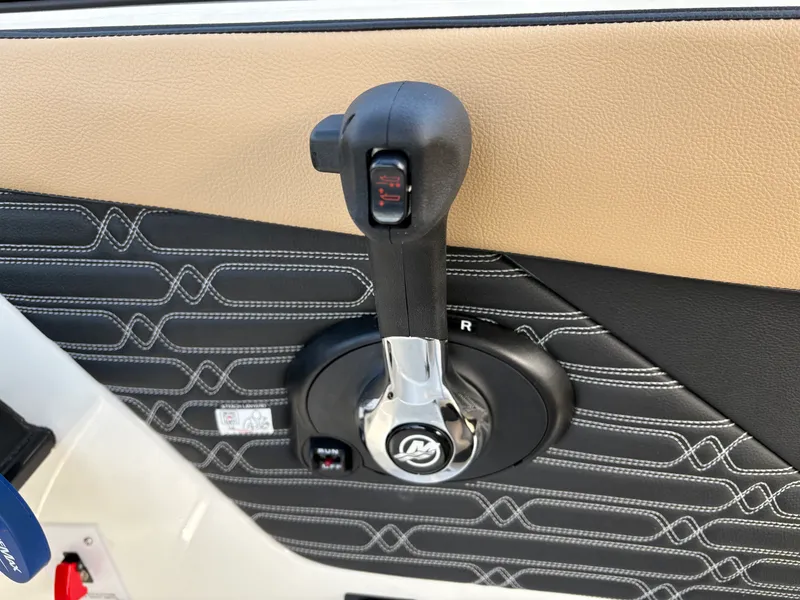 Slide: The Image of Sea Ray SPX 210 2025 - 14