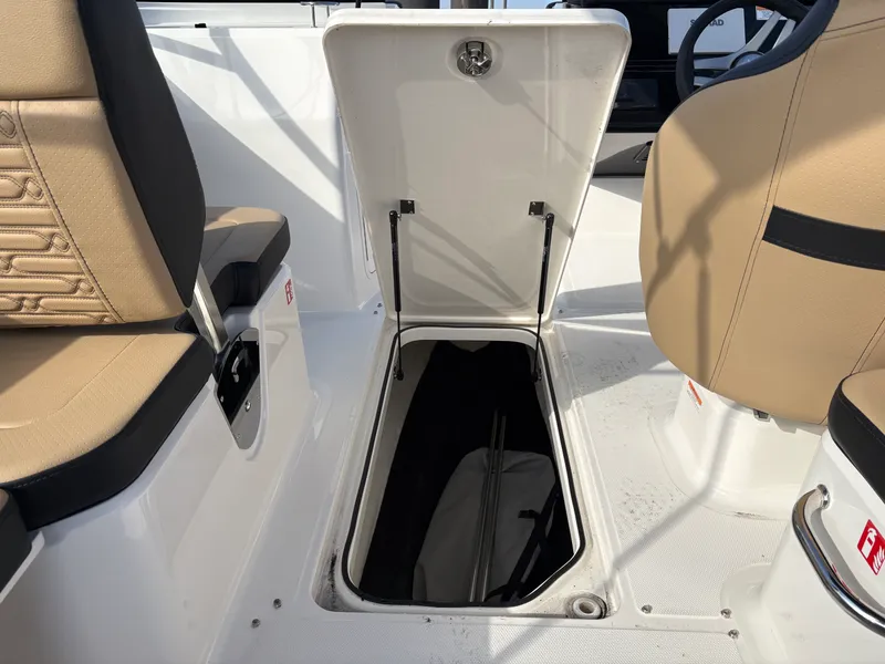 Slide: The Image of Sea Ray SPX 210 2025 - 15