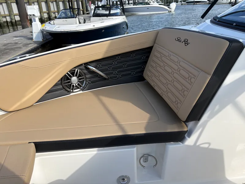 Slide: The Image of Sea Ray SPX 210 2025 - 18