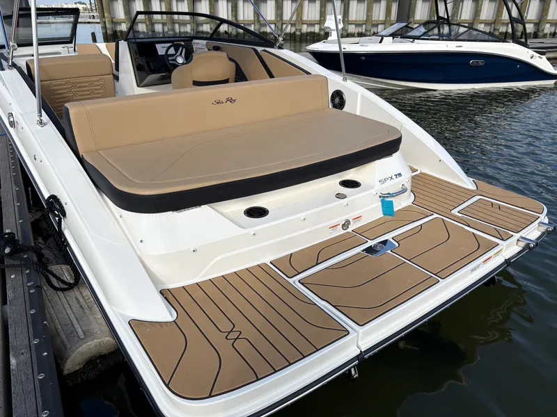 Slide: The Image of Sea Ray SPX 210 2025 - 5