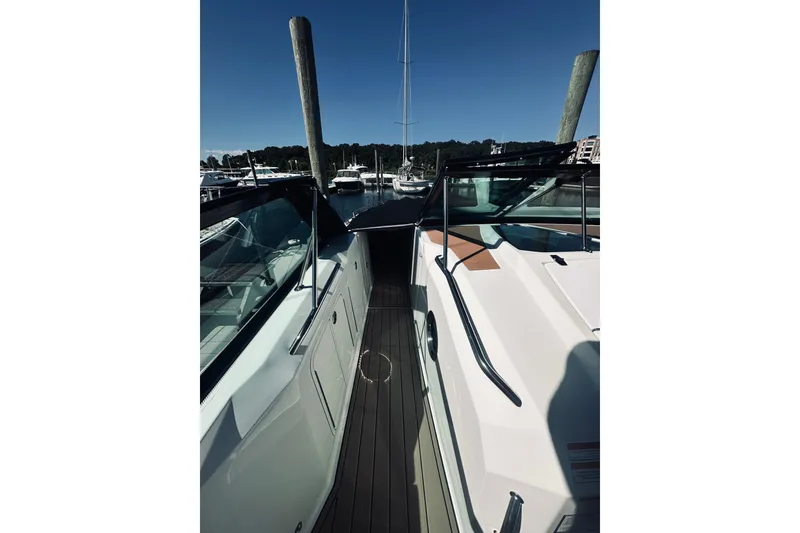 Slide: The Image of Cruisers 328 Bow Rider 2015 - 18