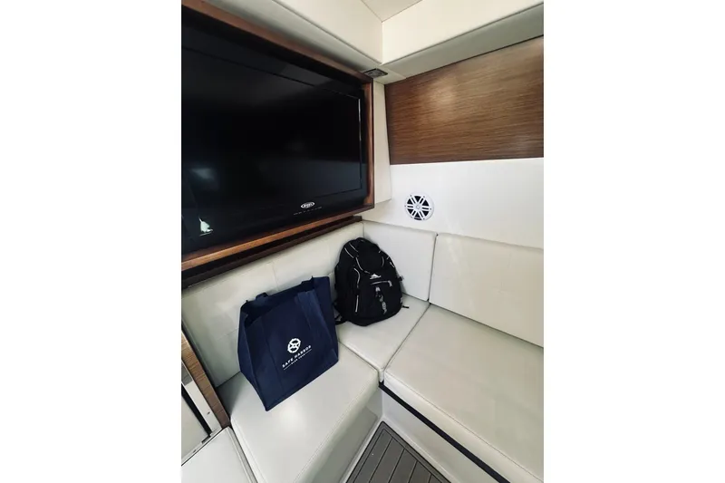 Slide: The Image of Cruisers 328 Bow Rider 2015 - 37