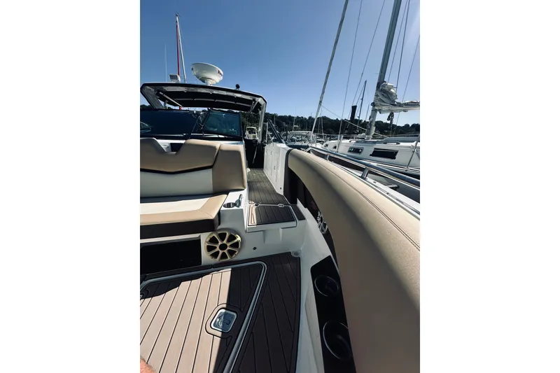 Slide: The Image of Cruisers 328 Bow Rider 2015 - 12