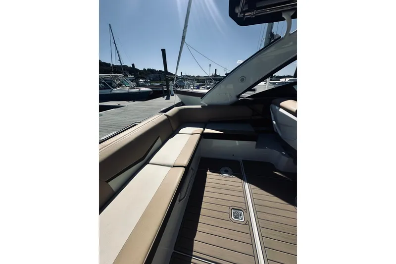 Slide: The Image of Cruisers 328 Bow Rider 2015 - 28
