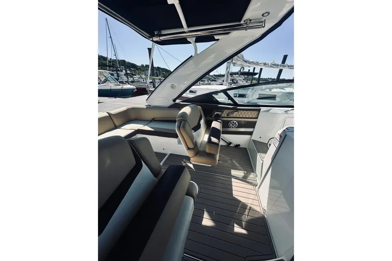 Slide: The Image of Cruisers 328 Bow Rider 2015 - 23