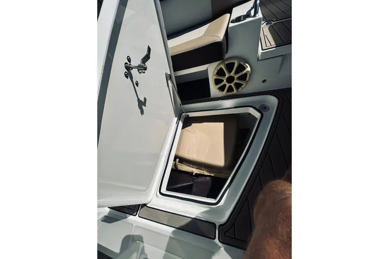 Slide: The Image of Cruisers 328 Bow Rider 2015 - 13
