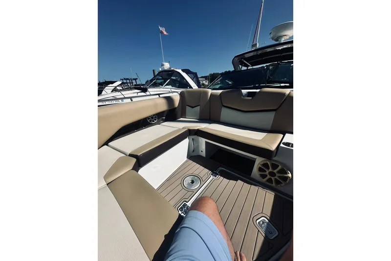 Slide: The Image of Cruisers 328 Bow Rider 2015 - 11