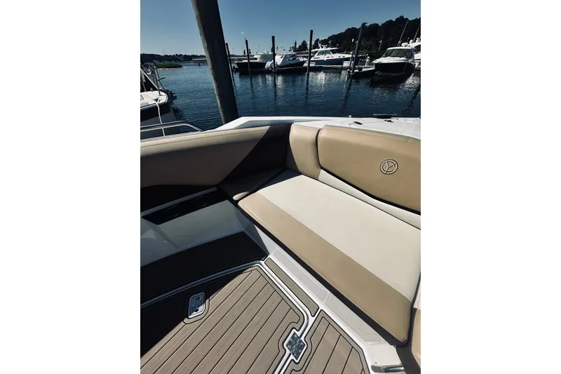Slide: The Image of Cruisers 328 Bow Rider 2015 - 9