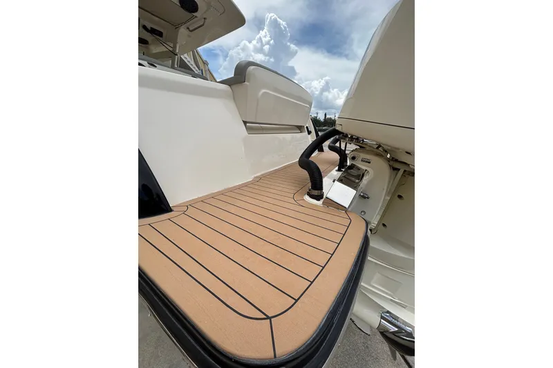 Slide: The Image of Scout 305 LXF 2021 - 8