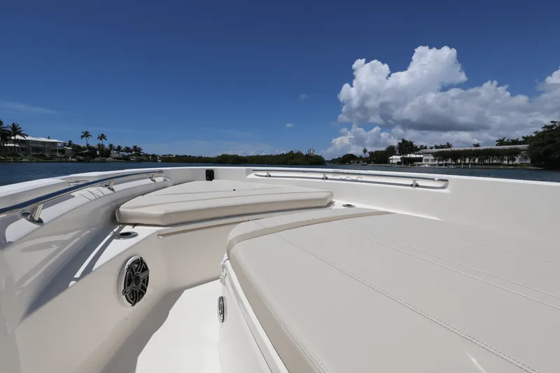 Slide: The Image of Boston Whaler 220 Dauntless 2026 - 12