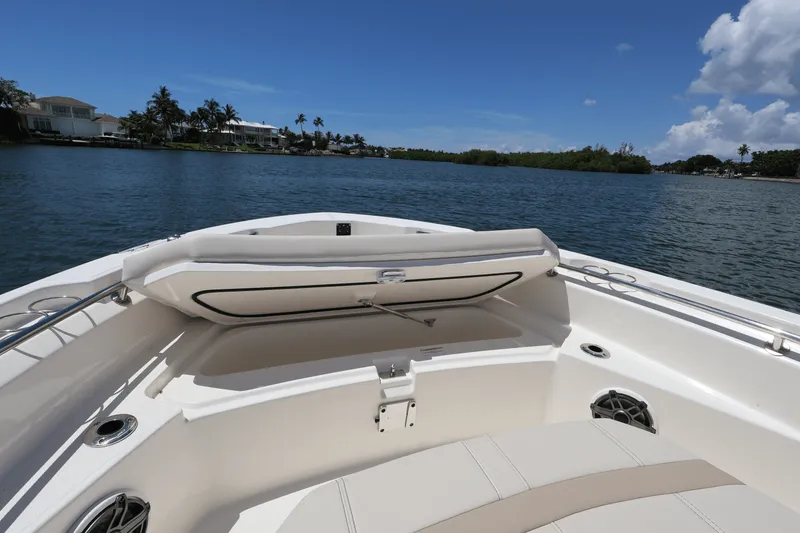 Slide: The Image of Boston Whaler 220 Dauntless 2026 - 13