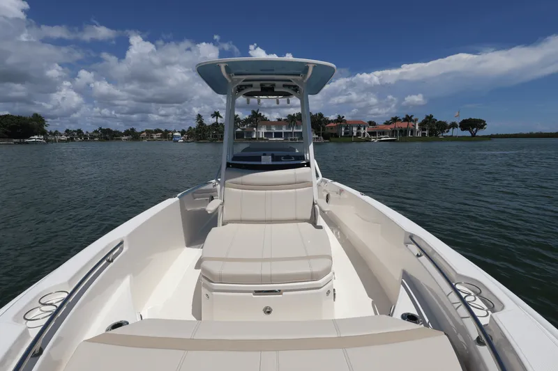 Slide: The Image of Boston Whaler 220 Dauntless 2026 - 17