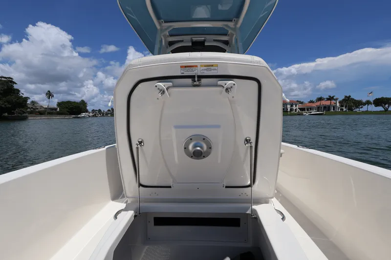 Slide: The Image of Boston Whaler 220 Dauntless 2026 - 20