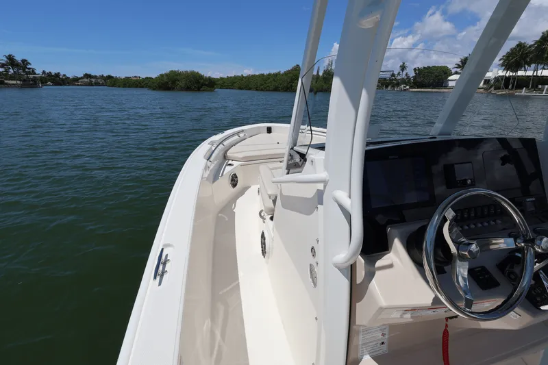 Slide: The Image of Boston Whaler 220 Dauntless 2026 - 22