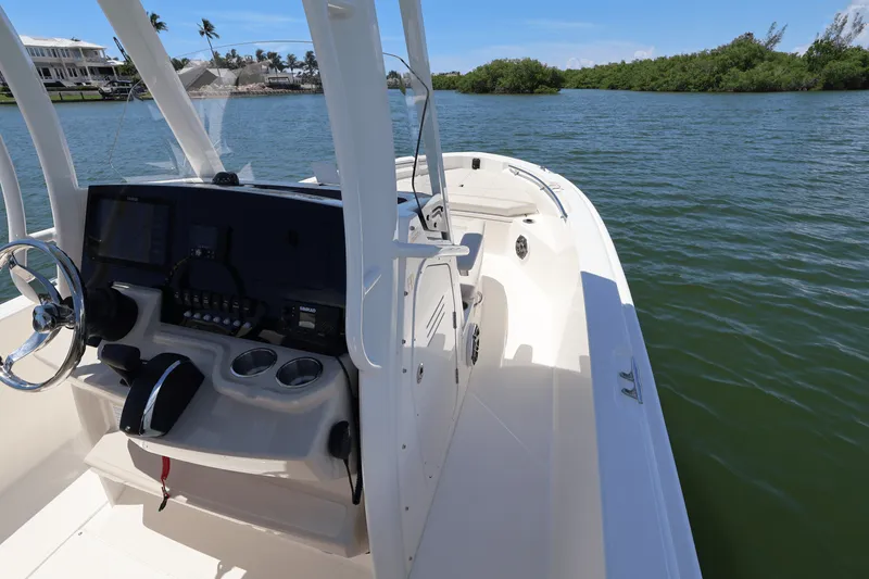 Slide: The Image of Boston Whaler 220 Dauntless 2026 - 23