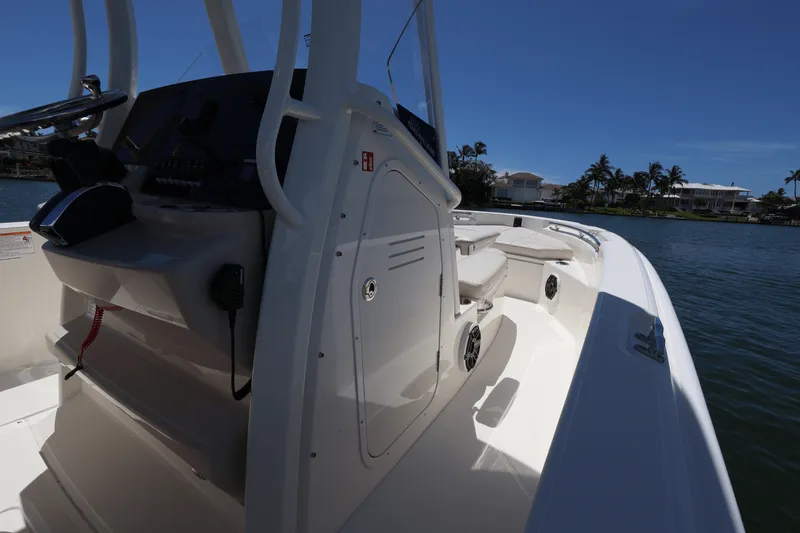 Slide: The Image of Boston Whaler 220 Dauntless 2026 - 24